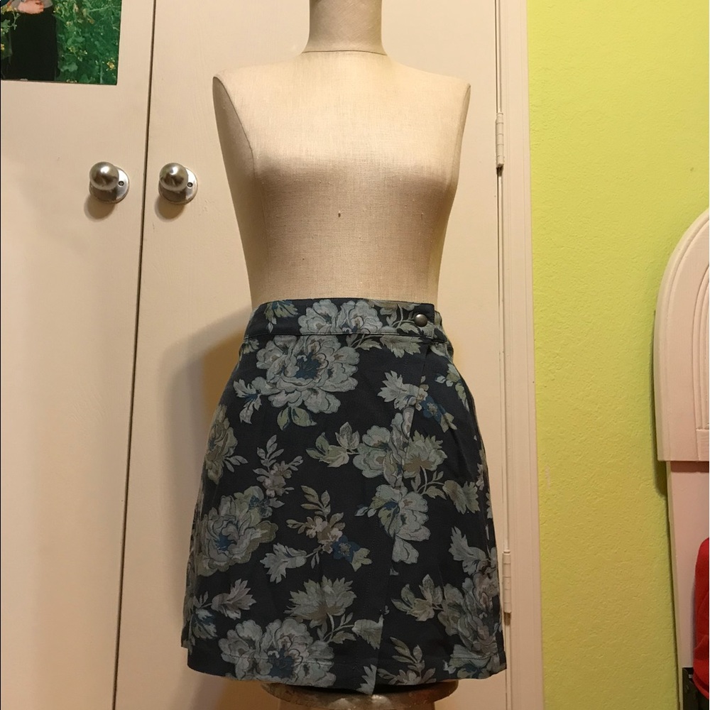 AMERICAN EAGLE Floral Skirt